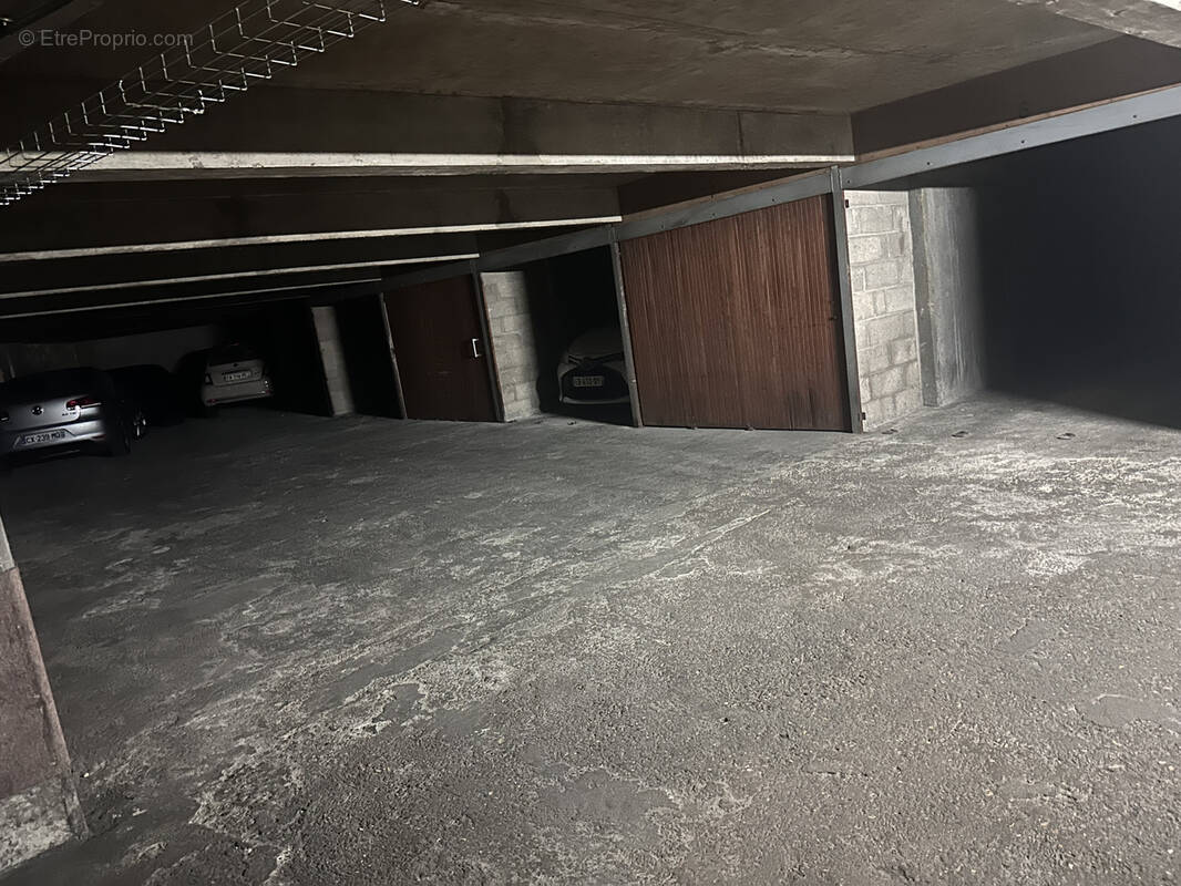 Parking à PARIS-16E