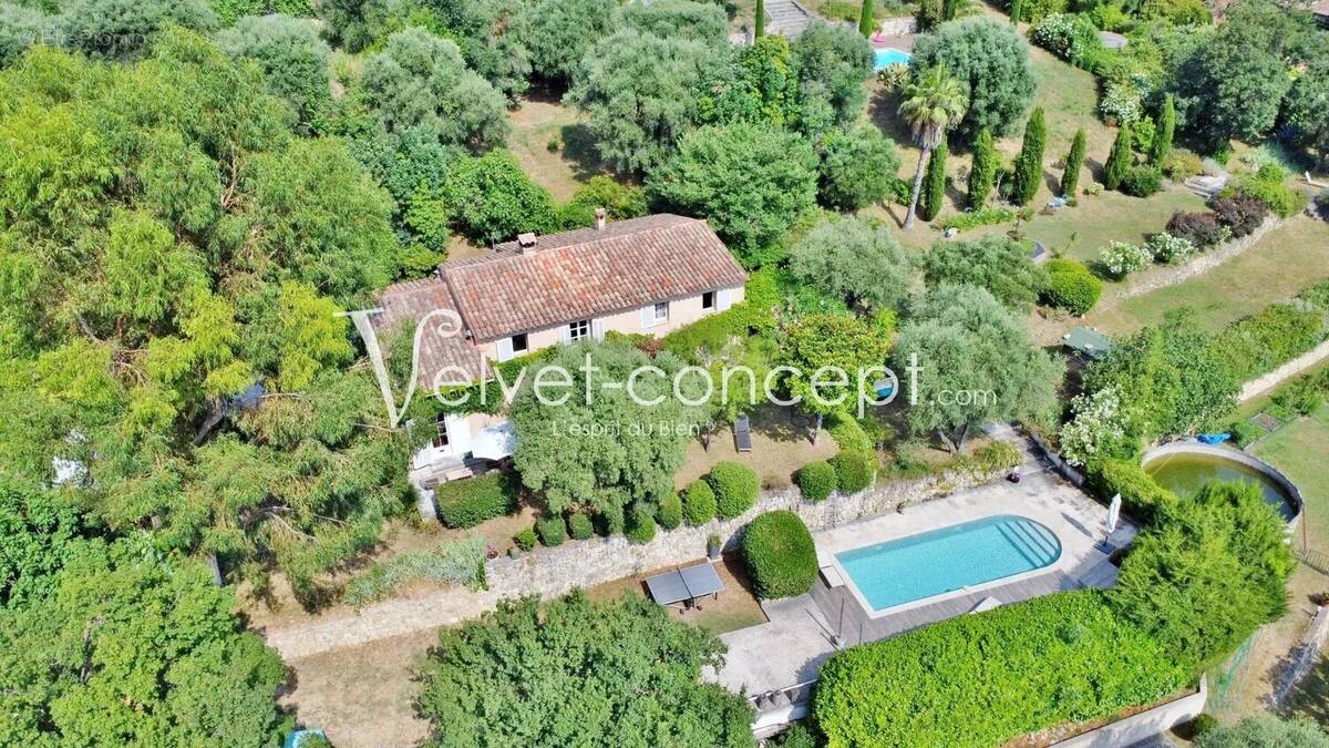 Maison à CHATEAUNEUF-GRASSE