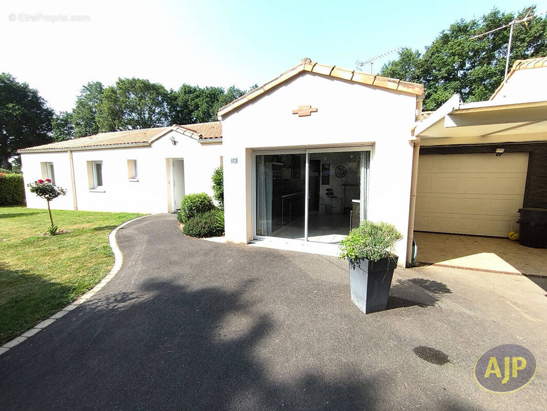 Maison à MONTAIGU