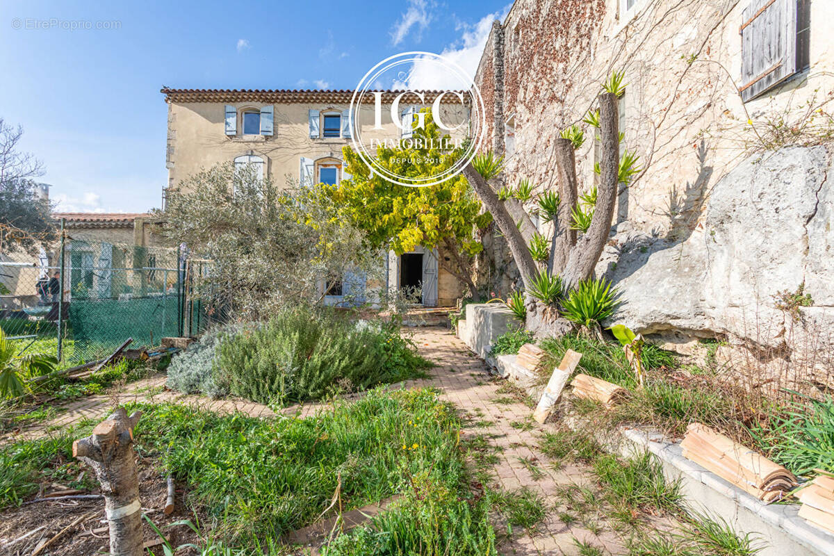 Maison à SAINT-MITRE-LES-REMPARTS