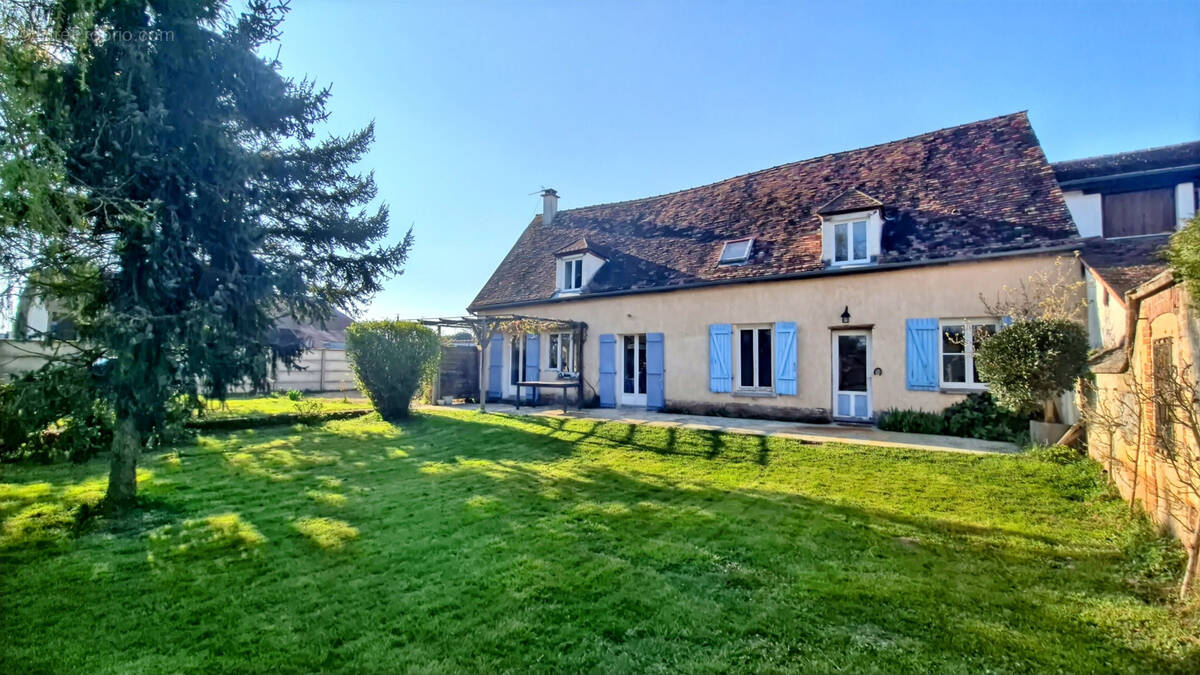 Maison à CHERISY