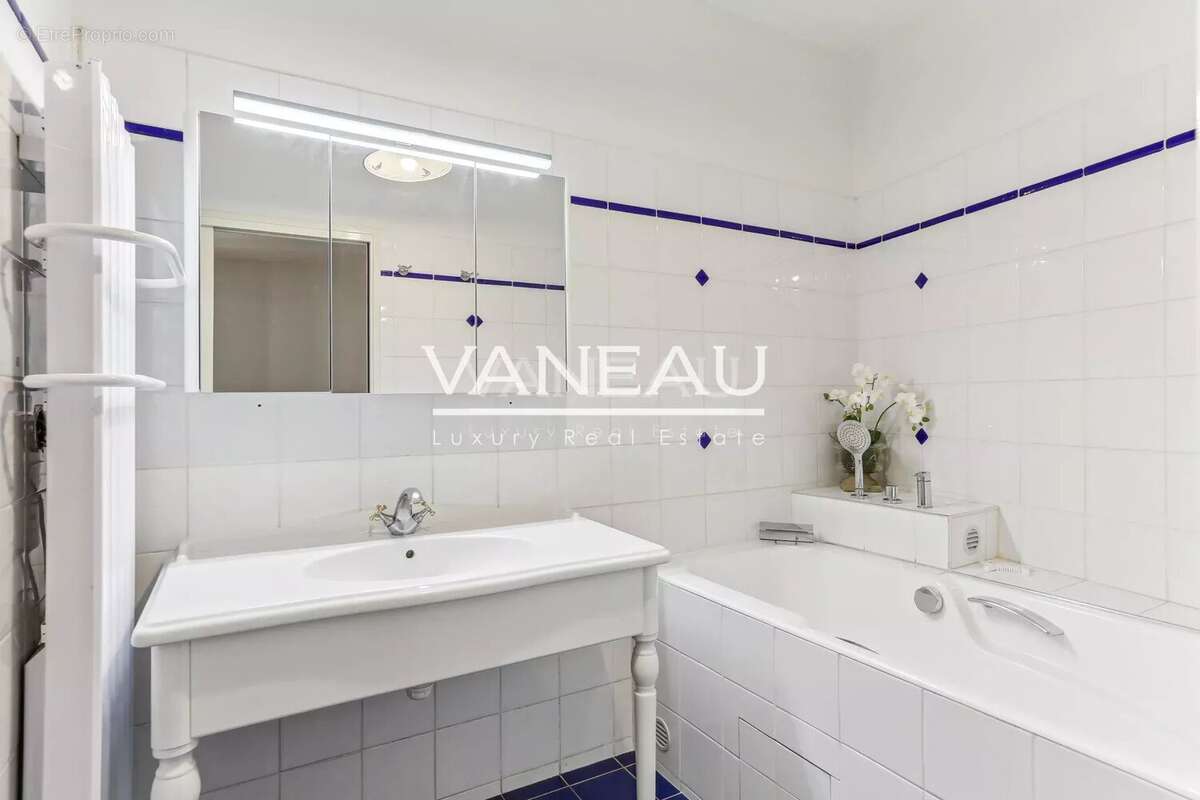 Appartement à PARIS-8E