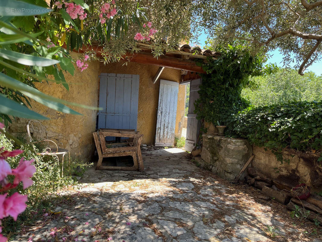 Maison à LA ROQUE-SUR-PERNES