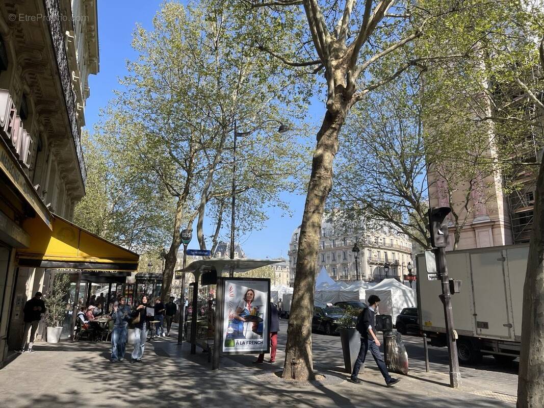 Autre à PARIS-6E