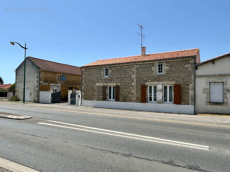 Maison à SAINTE-GEMME-LA-PLAINE