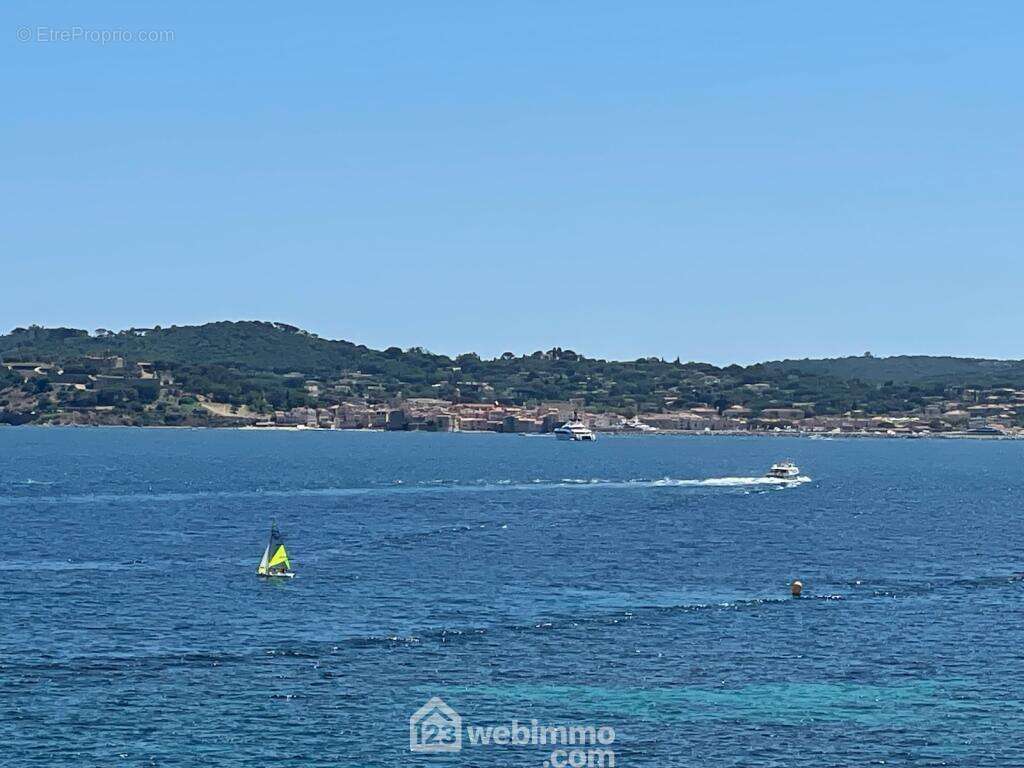 Un spectacle permanent de bateaux sur l&#039;ensemble du golfe de Saint-Tropez, entre animation maritime et panorama d?exception. - Appartement à SAINTE-MAXIME