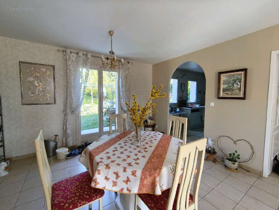 Maison à VALLANGOUJARD