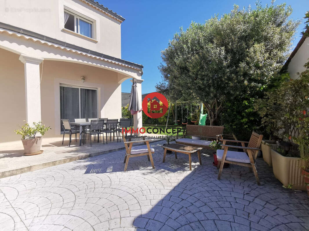 Maison à LAUDUN-L&#039;ARDOISE