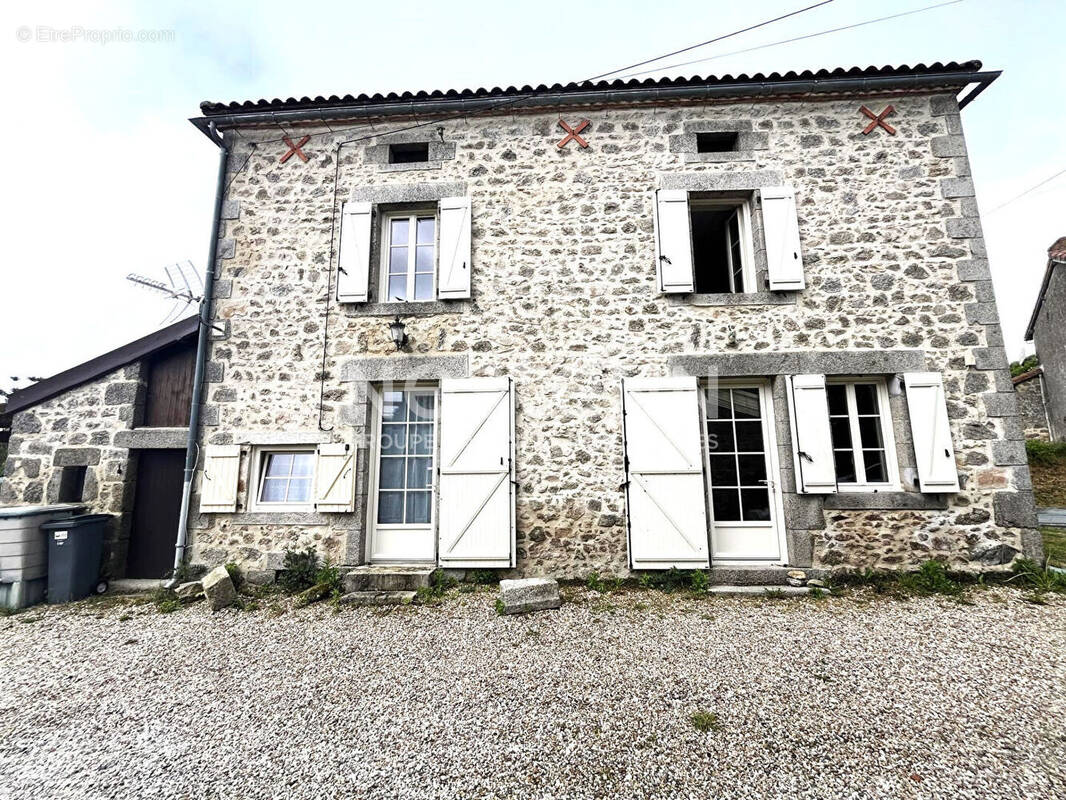 Maison à PIEGUT-PLUVIERS