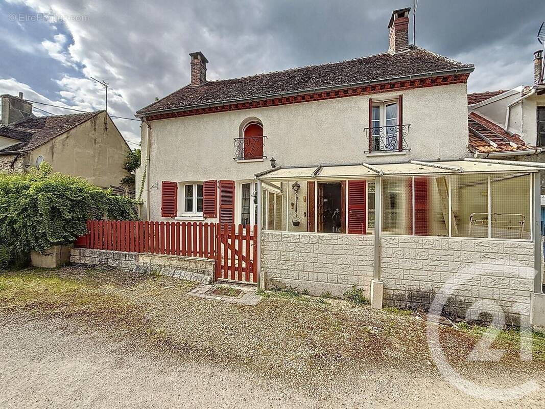 Maison à LES ORMES-SUR-VOULZIE