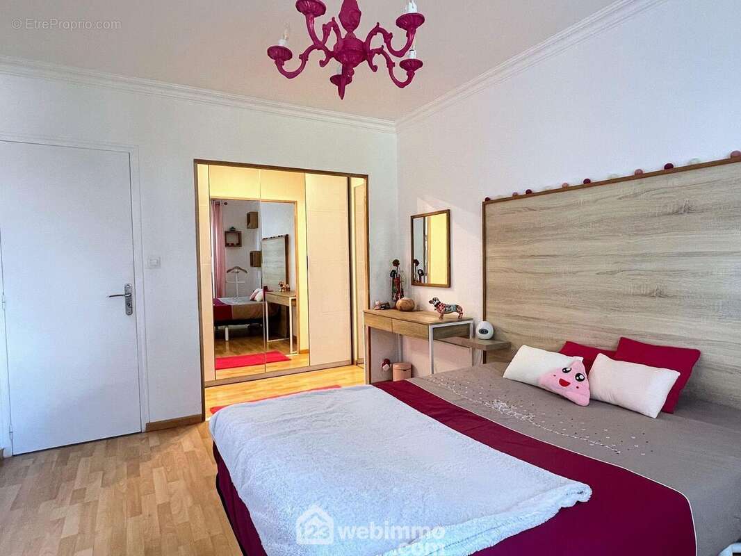... avec son espace dressing aménagé... - Maison à AVRILLE