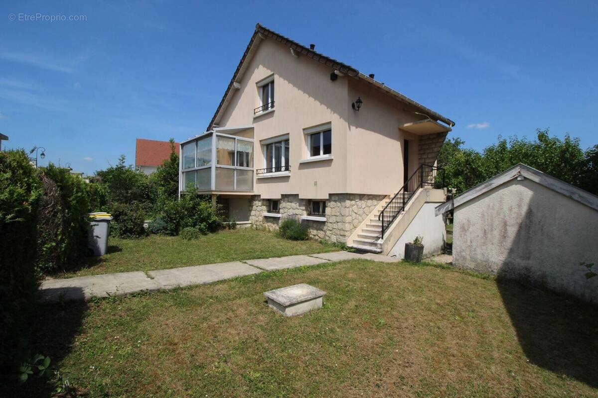 Maison à LES CLAYES-SOUS-BOIS