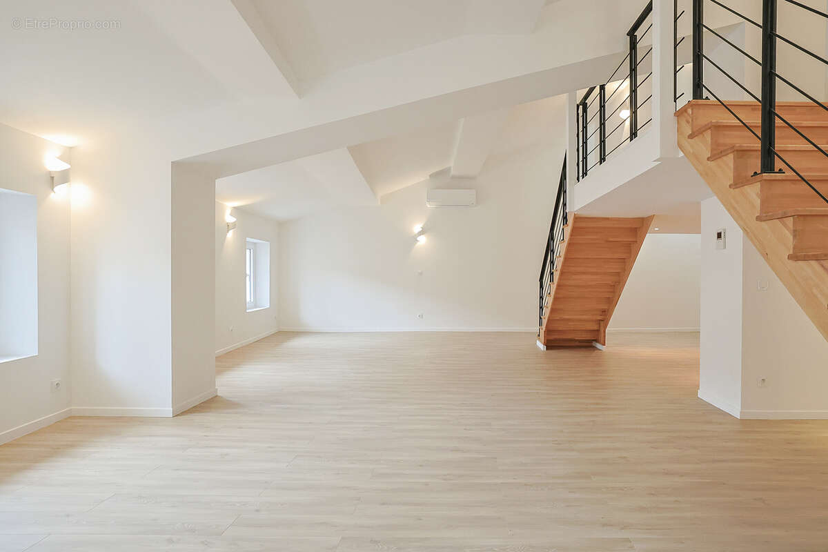 Appartement à SOLLIES-PONT