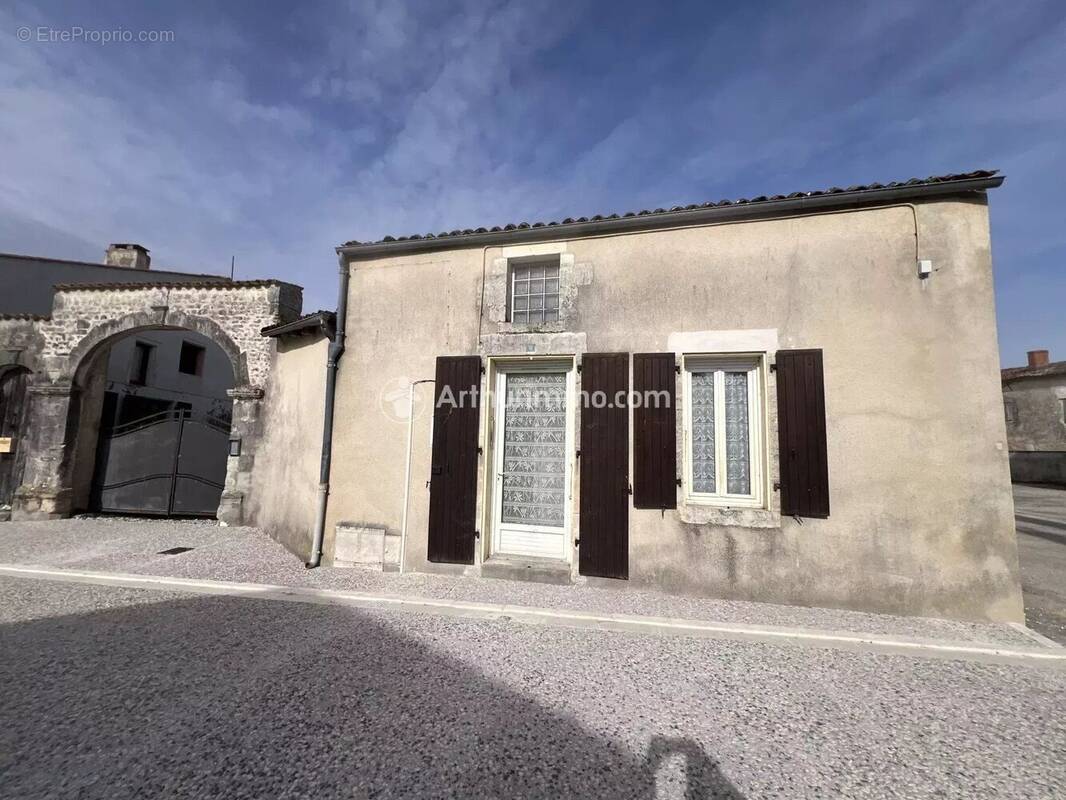 Maison à SAINT-JULIEN-DE-L&#039;ESCAP