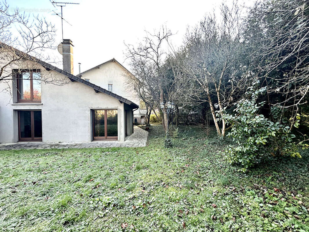 Maison à VERRIERES-LE-BUISSON