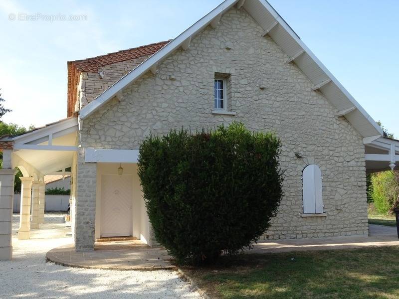 Maison à ROULLET-SAINT-ESTEPHE
