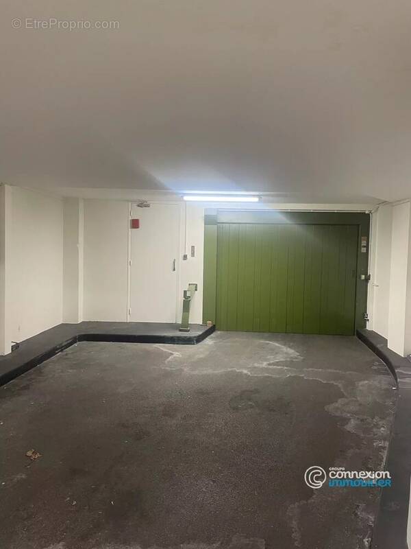 Parking à PARIS-16E