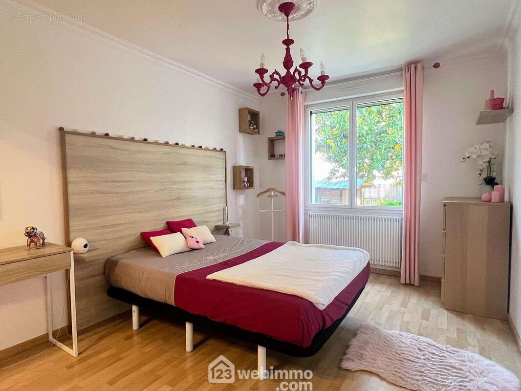 On trouve également au rez-de-chaussée une suite parentale... - Maison à AVRILLE