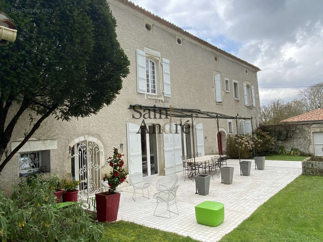 Maison à ROULLET-SAINT-ESTEPHE