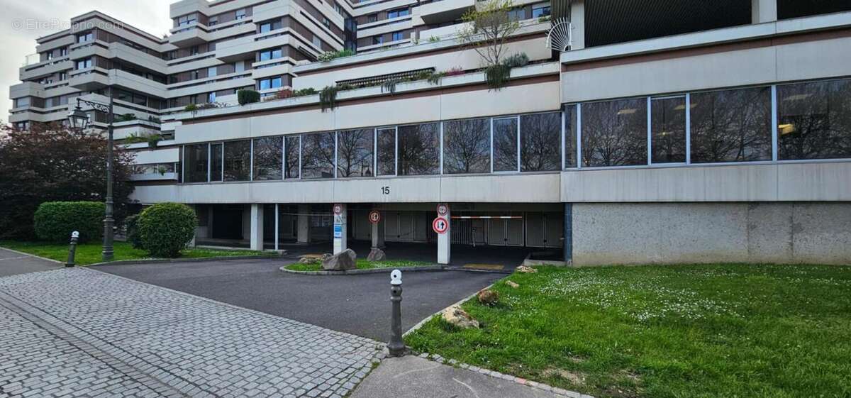 Parking à SURESNES