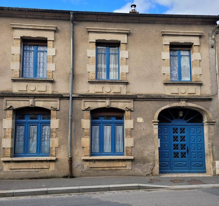 Maison à GONDRECOURT-LE-CHATEAU