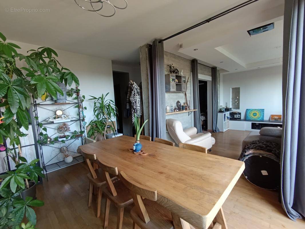 Appartement à MEYZIEU