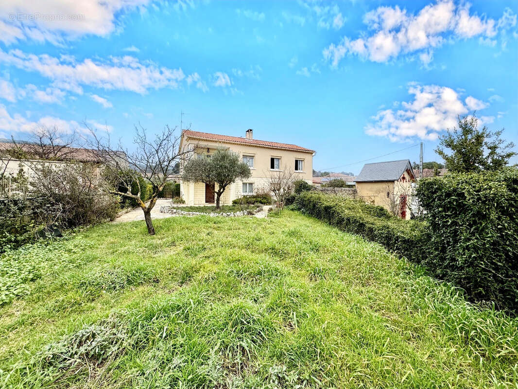 Maison à LAUDUN-L&#039;ARDOISE