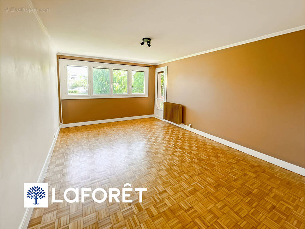 Appartement à SAINTE-GENEVIEVE-DES-BOIS