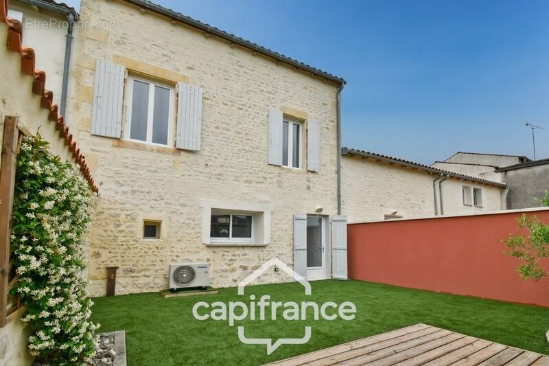 Maison à SAINT-JULIEN-DE-L&#039;ESCAP