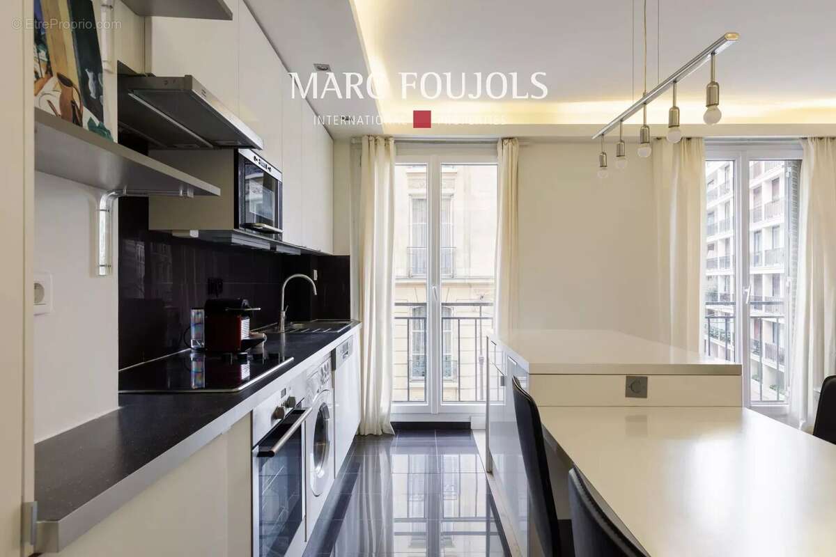 Appartement à PARIS-16E