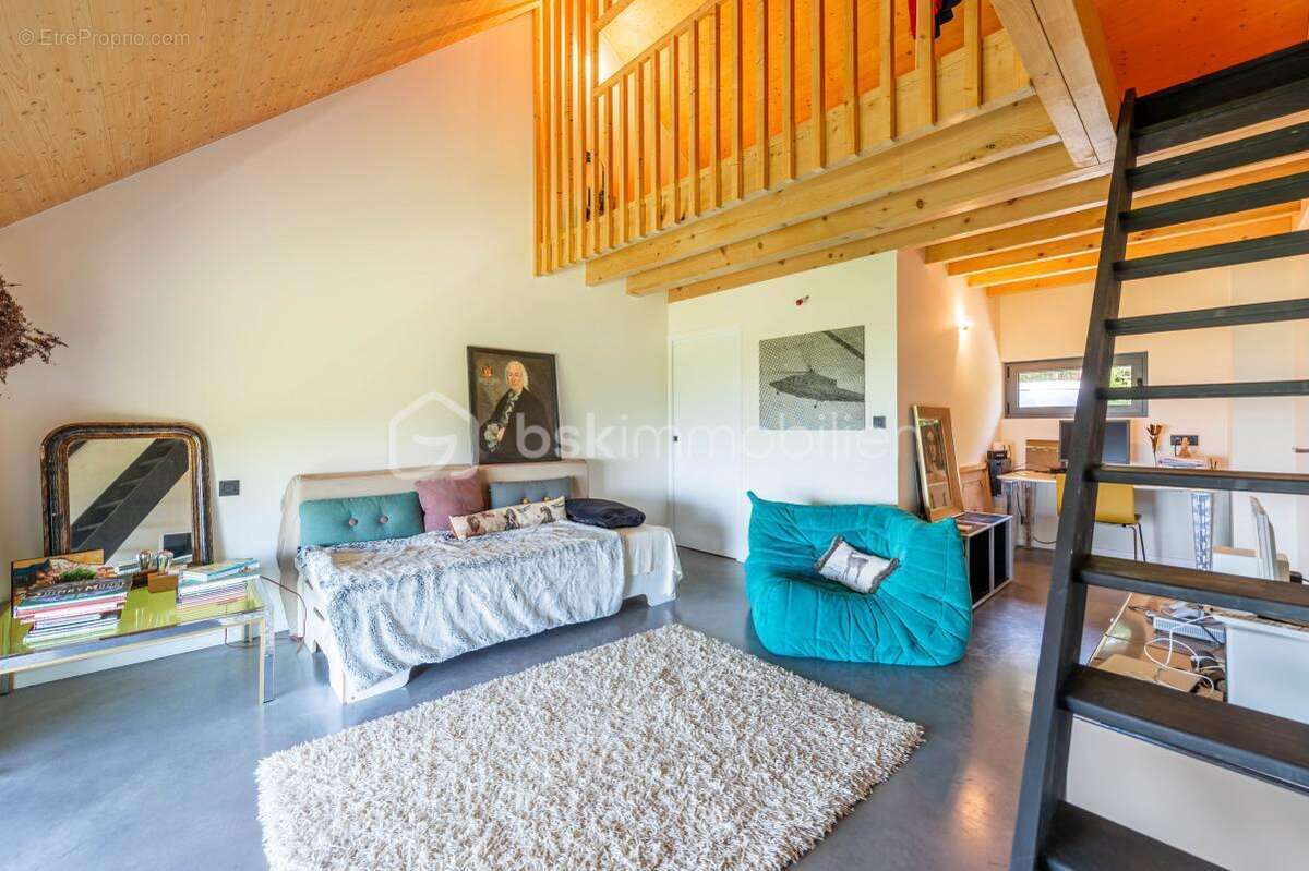 Maison à COLLONGES-SOUS-SALEVE