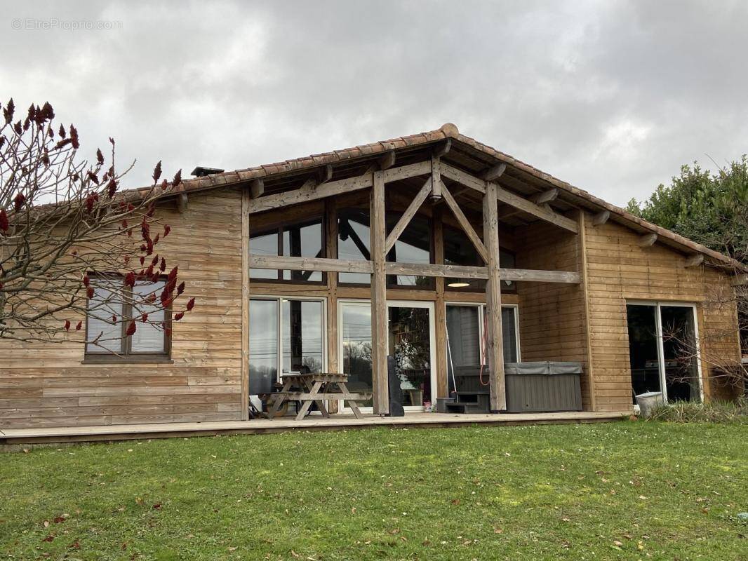 Maison à LA CHAPELLE-AUBAREIL