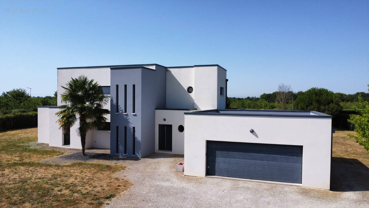 Maison à LIGUGE