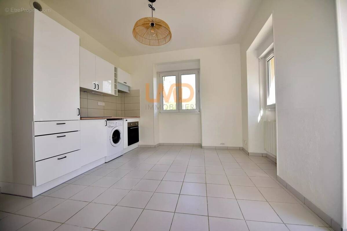 Appartement à SALLES-CURAN
