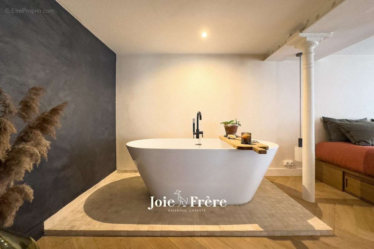 la baignoire de la suite parentale - Appartement à PARIS-18E